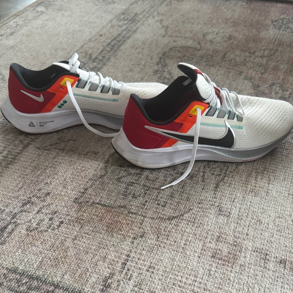 Men’s size 10 Nike Air Zoom Pegasus athletic shoes